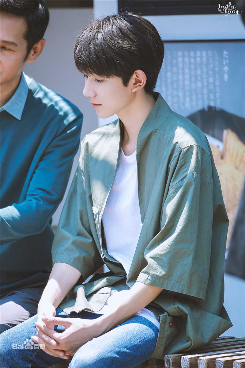 王源(Roy)完美精致侧颜前后照片