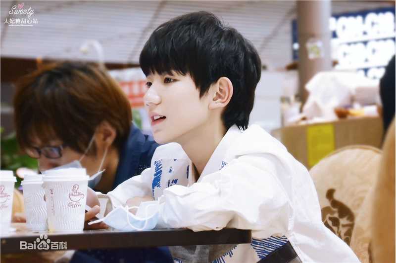 王源(Roy)完美精致侧颜前后照片