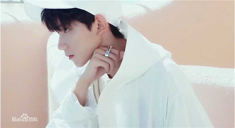 王源(Roy)完美精致侧颜前后照片