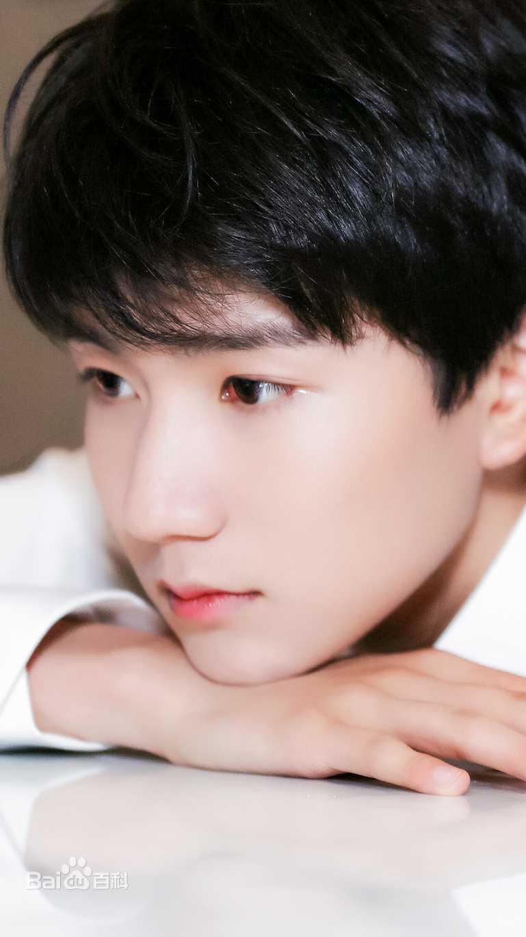 王源(Roy)完美精致侧颜前后照片