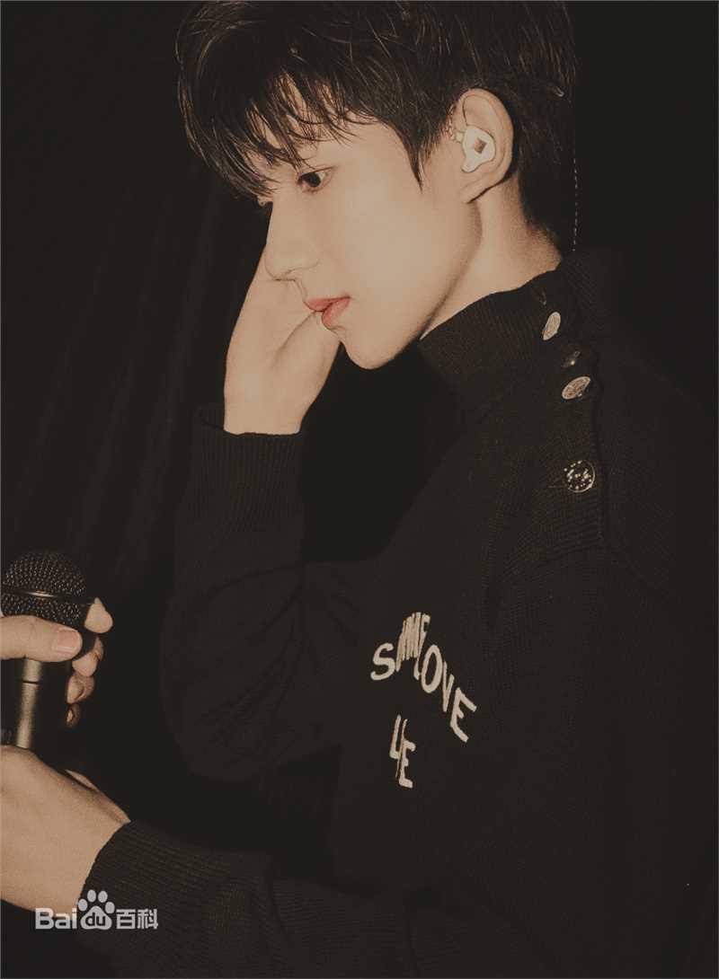 王源(Roy)完美精致侧颜前后照片