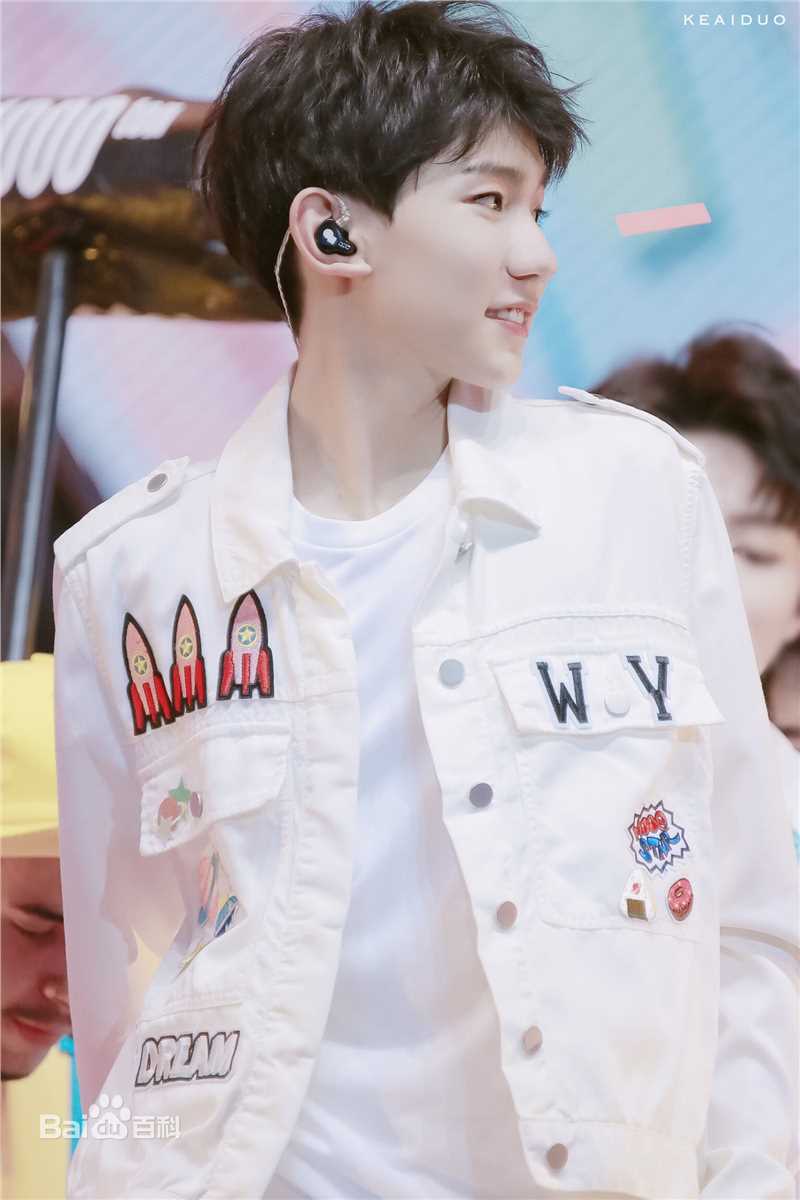 王源(Roy)完美精致侧颜前后照片