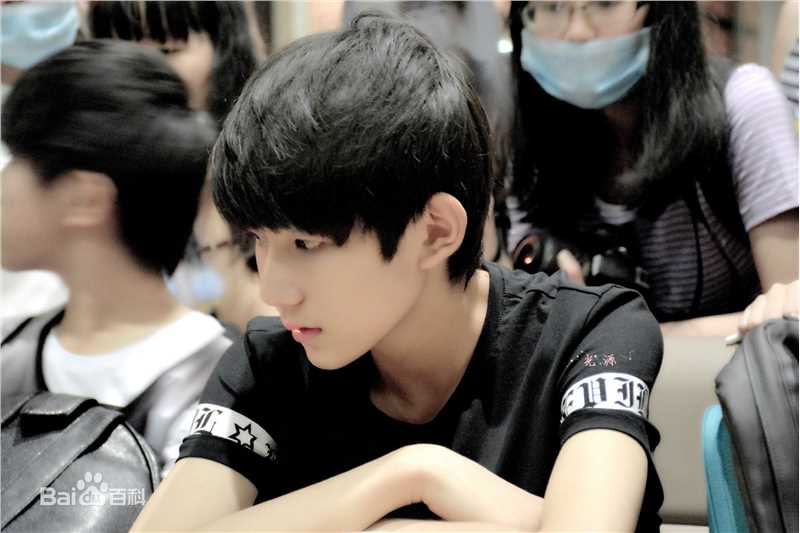 王源(Roy)完美精致侧颜前后照片