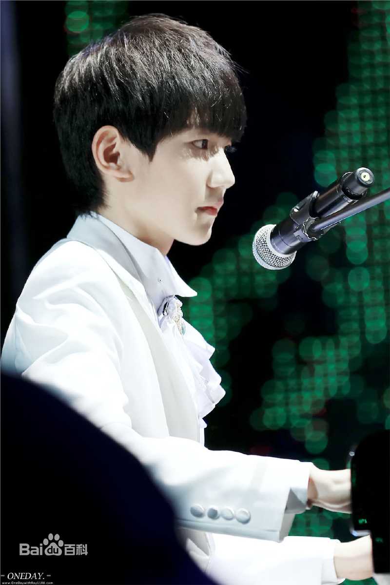 王源(Roy)完美精致侧颜前后照片