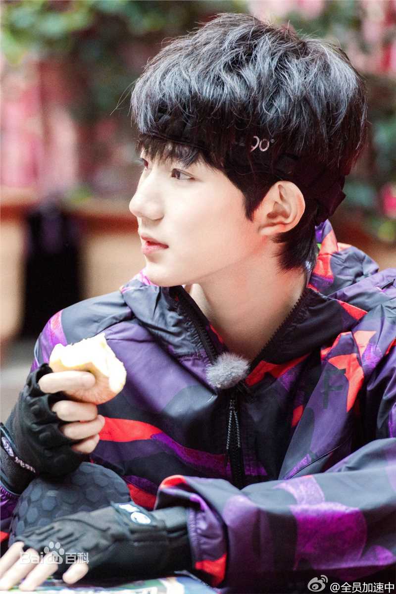 王源(Roy)完美精致侧颜前后照片