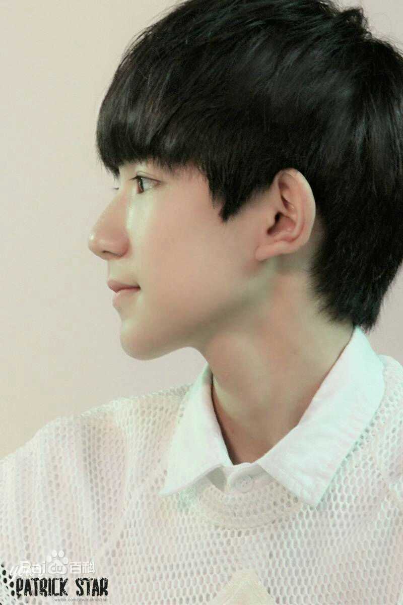 王源(Roy)完美精致侧颜前后照片