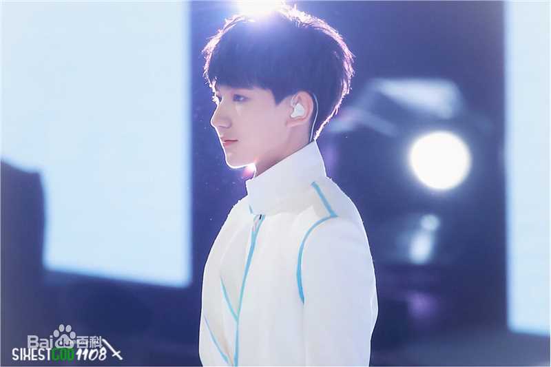 王源(Roy)完美精致侧颜前后照片