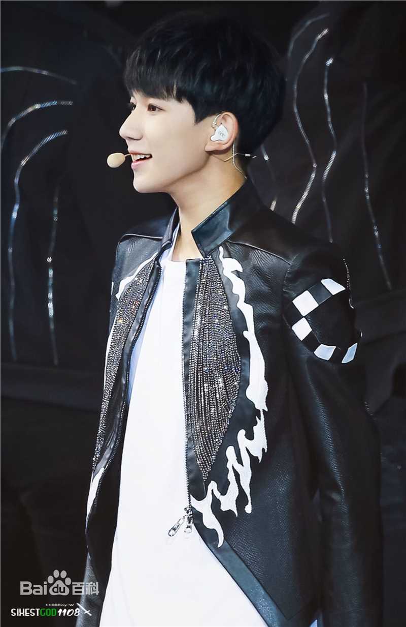 王源(Roy)完美精致侧颜前后照片