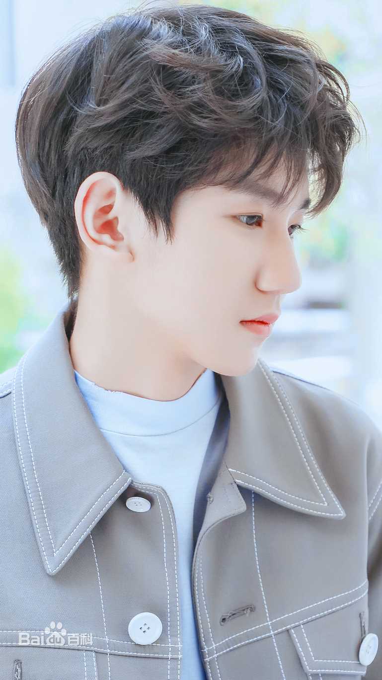 王源(Roy)完美精致侧颜前后照片