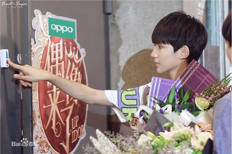 王源(Roy)完美精致侧颜前后照片