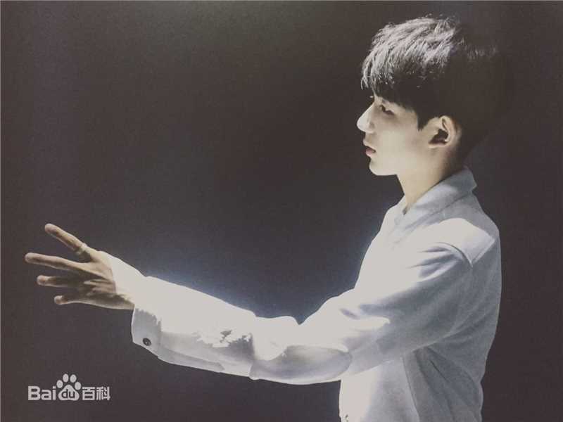 王源(Roy)完美精致侧颜前后照片