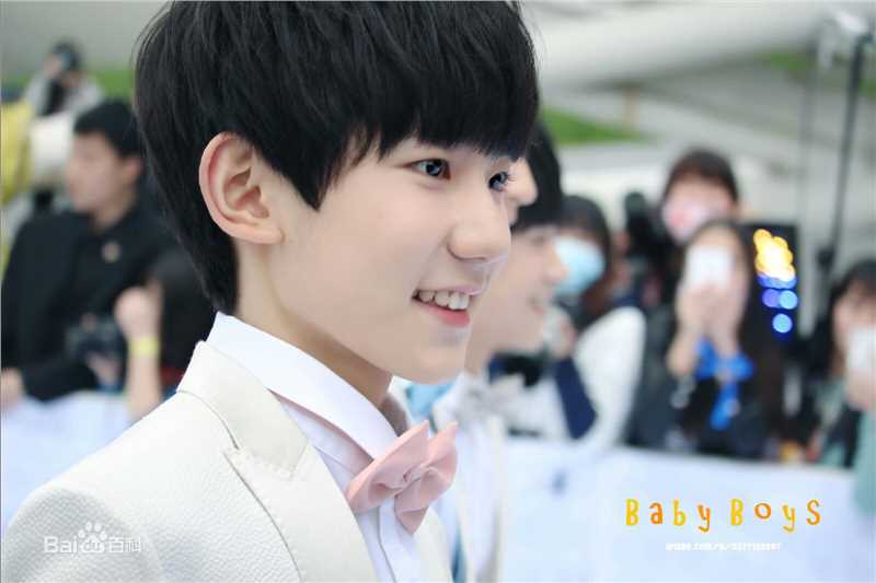 王源(Roy)完美精致侧颜前后照片