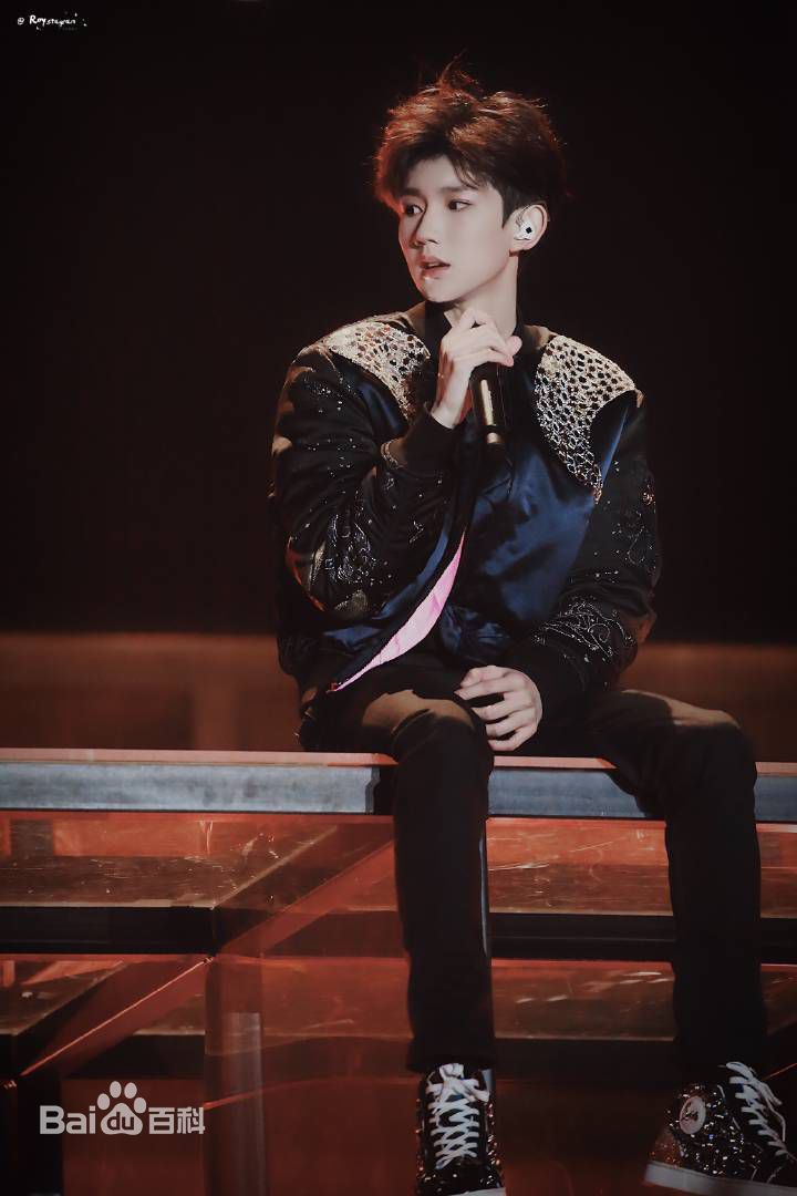 王源(Roy)生日会性感图片图集