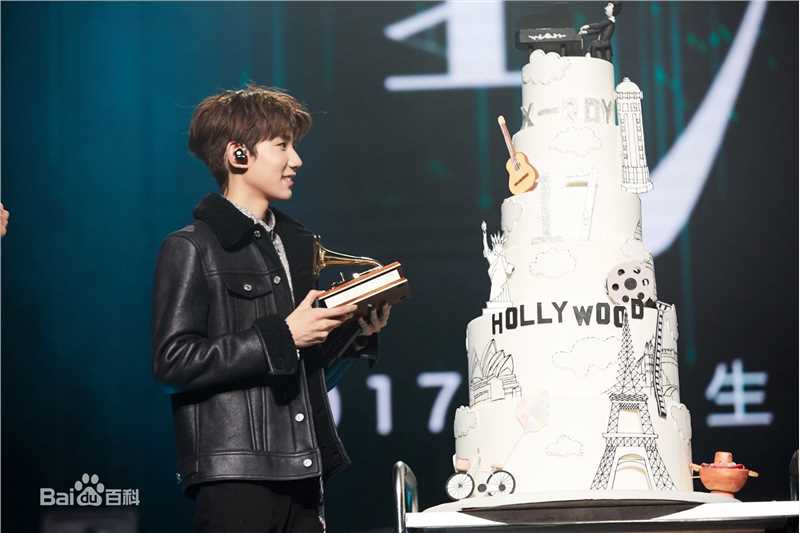 王源(Roy)生日会性感图片图集