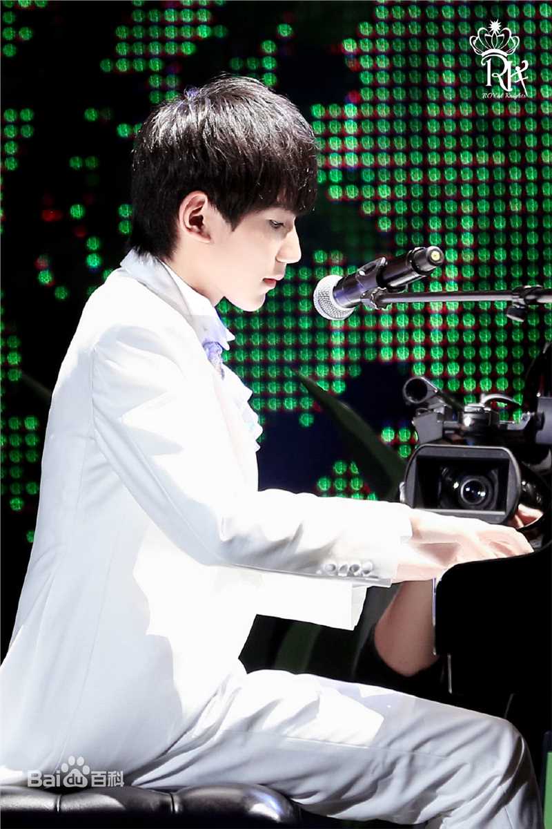 王源(Roy)生日会性感图片图集