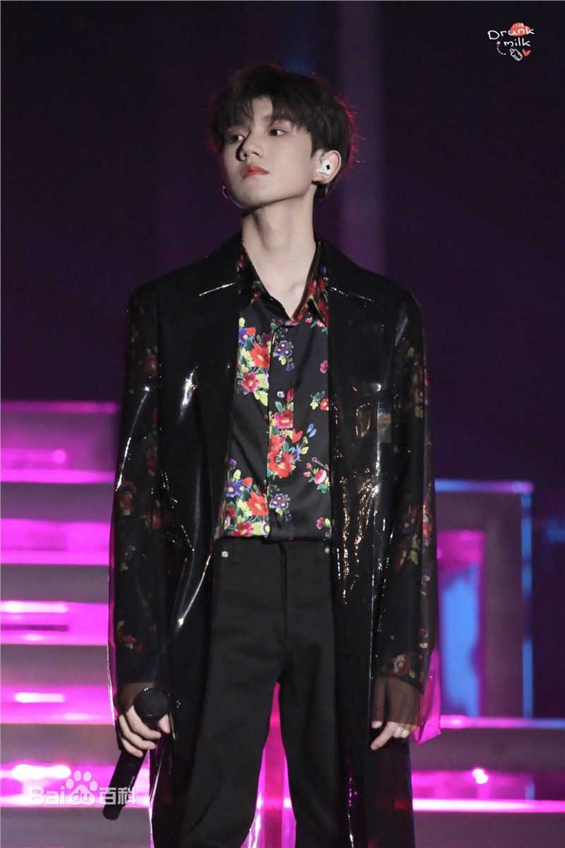 王源(Roy)生日会性感图片图集