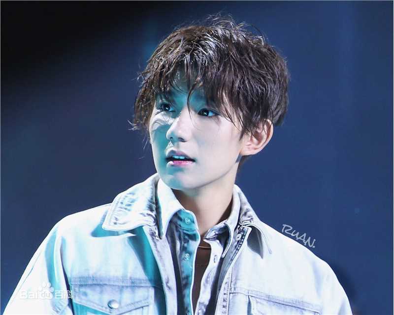 王源(Roy)生日会性感图片图集