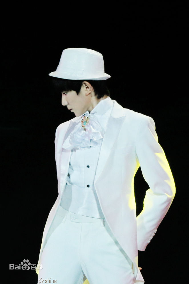 王源(Roy)生日会性感图片图集