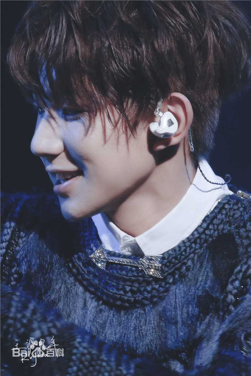 王源(Roy)生日会性感图片图集