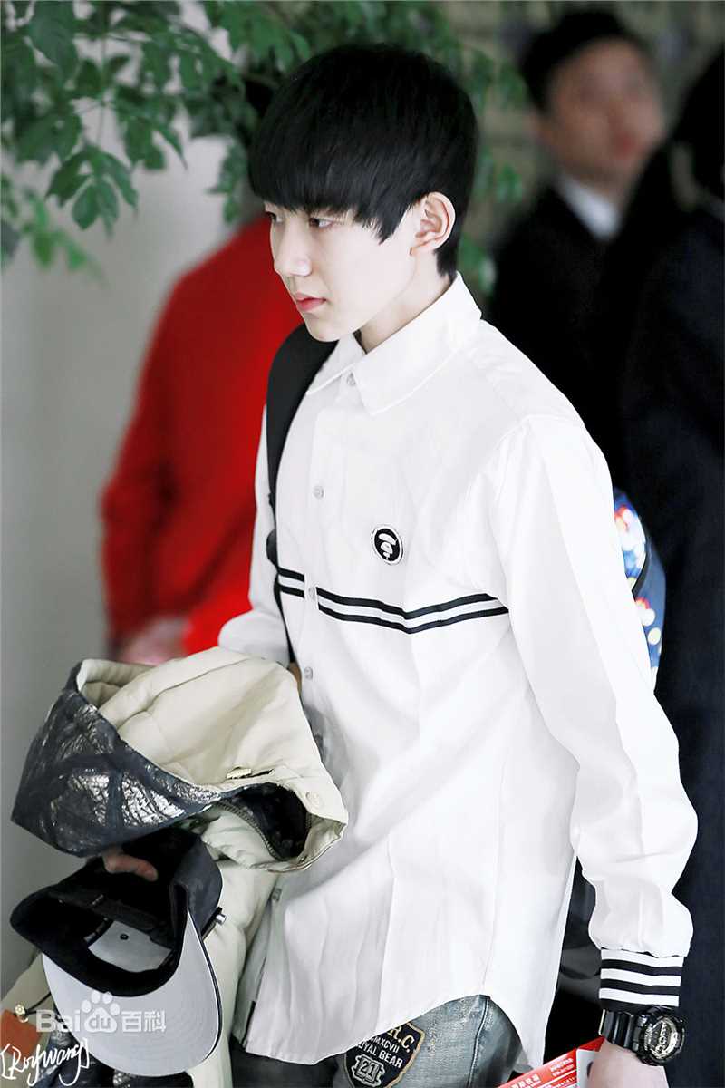 王源(Roy)时尚街拍壁纸壁纸