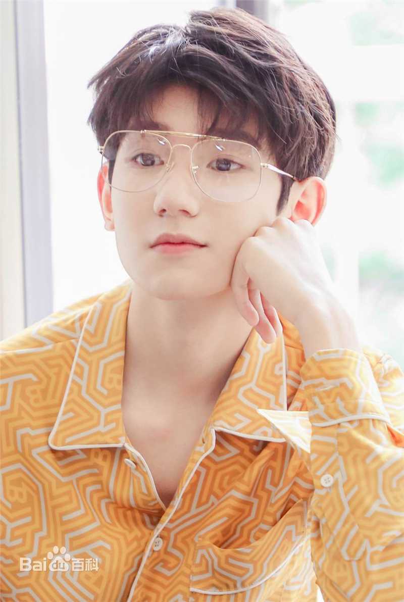 王源(Roy)时尚街拍壁纸壁纸