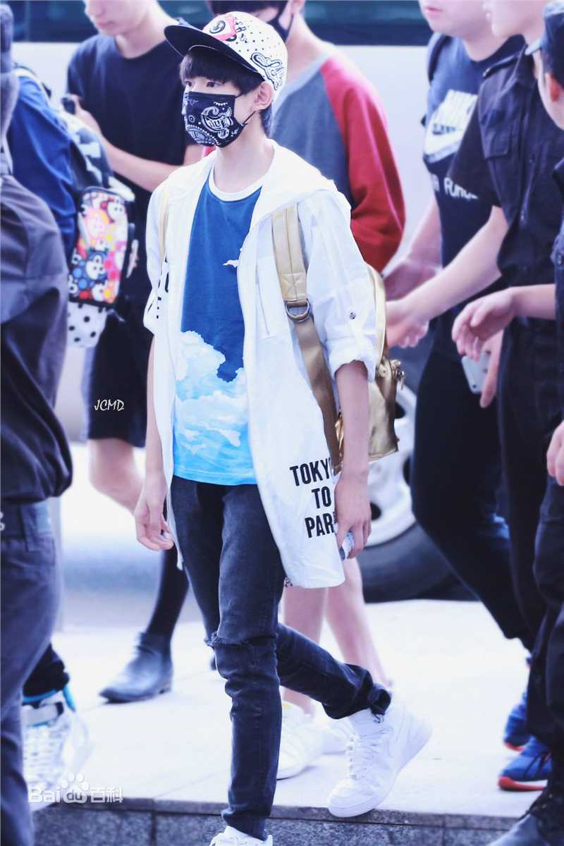 王源(Roy)时尚街拍壁纸壁纸