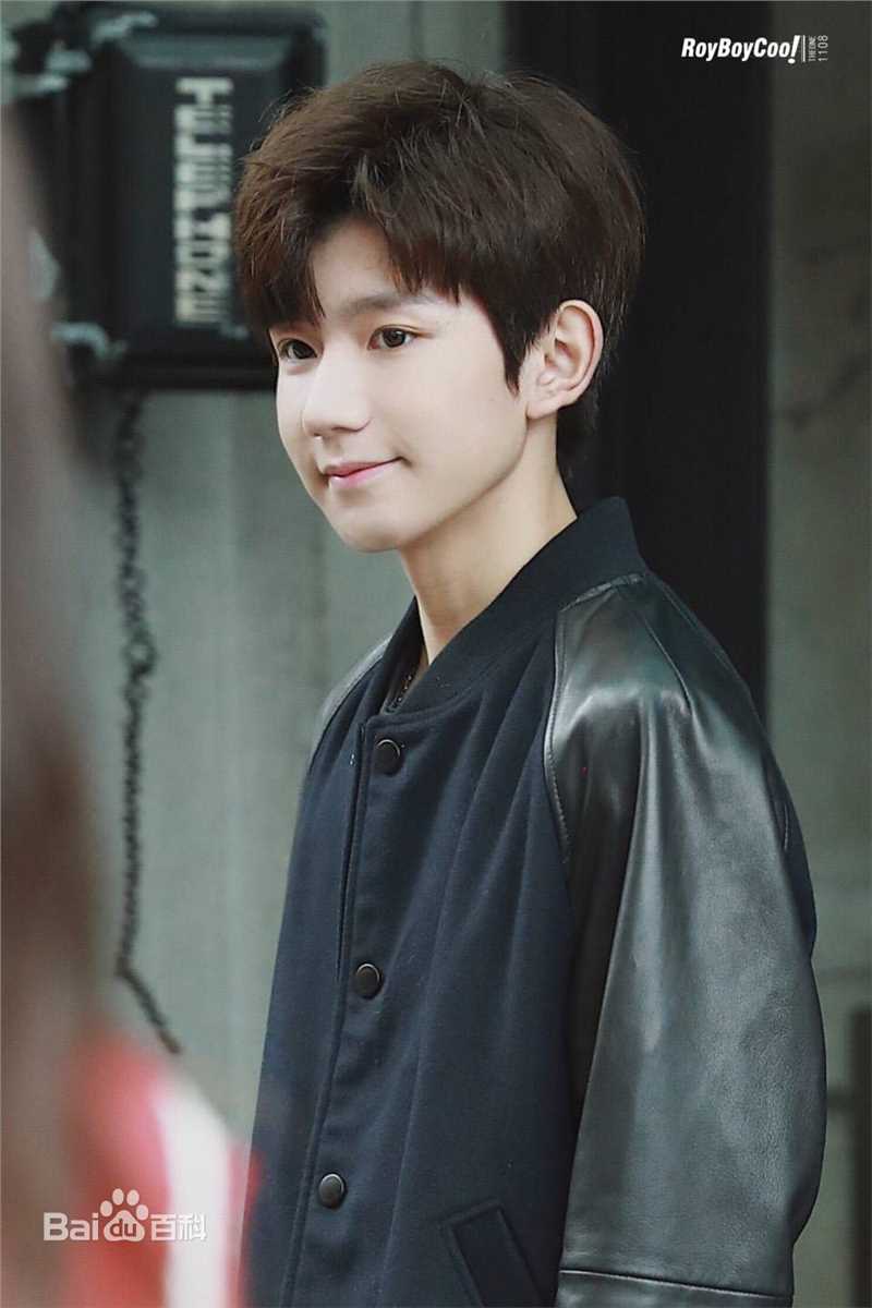 王源(Roy)时尚街拍壁纸壁纸