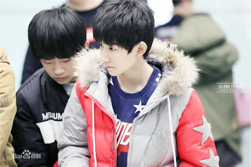 王源(Roy)时尚街拍壁纸壁纸