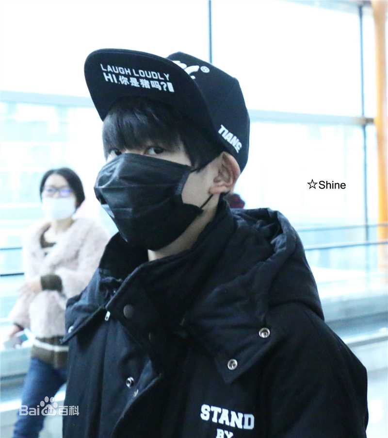 王源(Roy)时尚街拍壁纸壁纸