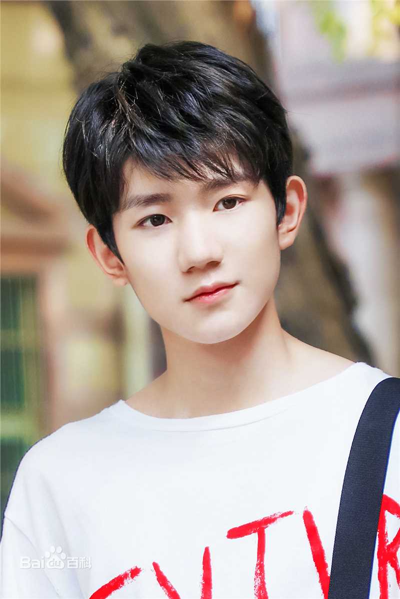 王源(Roy)时尚街拍壁纸壁纸