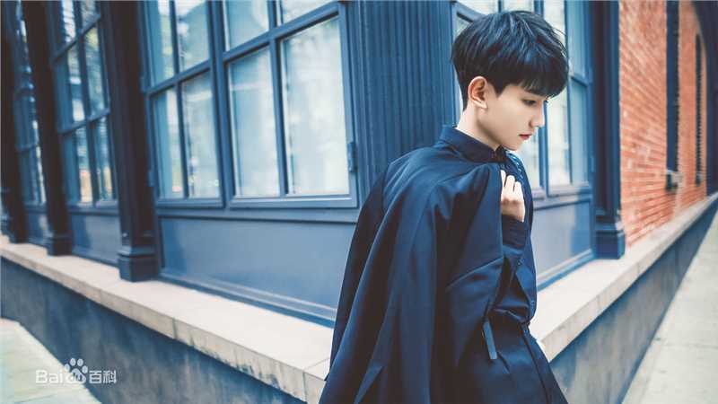 王源(Roy)时尚街拍壁纸壁纸