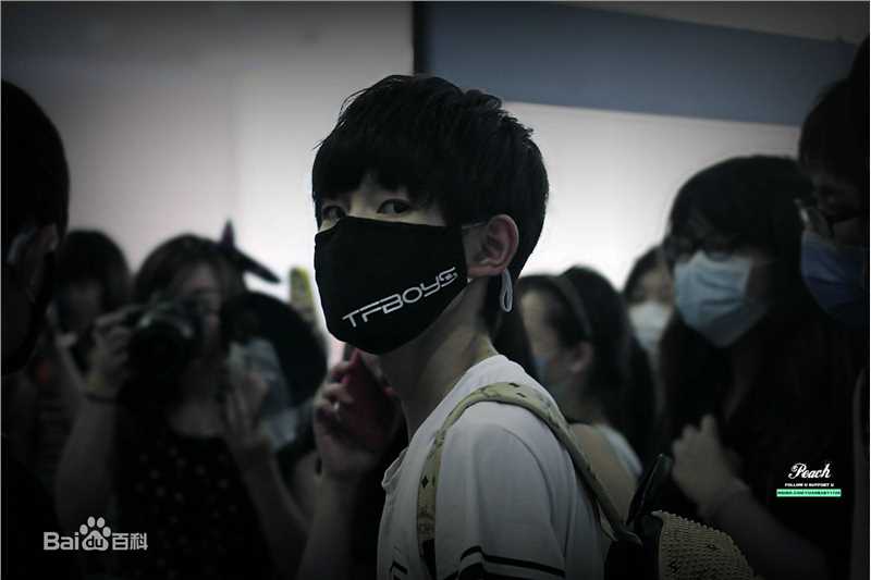 王源(Roy)时尚街拍壁纸壁纸