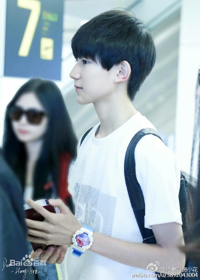 王源(Roy)时尚街拍壁纸壁纸