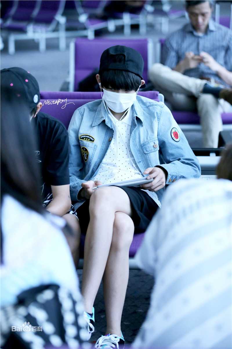 王源(Roy)时尚街拍壁纸壁纸