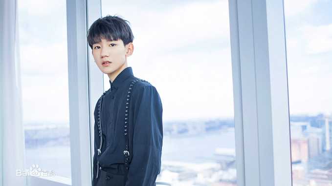 王源(Roy)时尚街拍壁纸壁纸