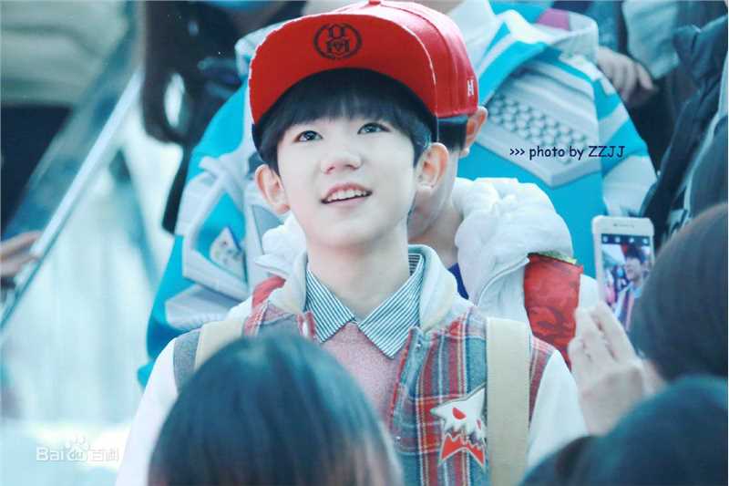 王源(Roy)时尚街拍壁纸壁纸