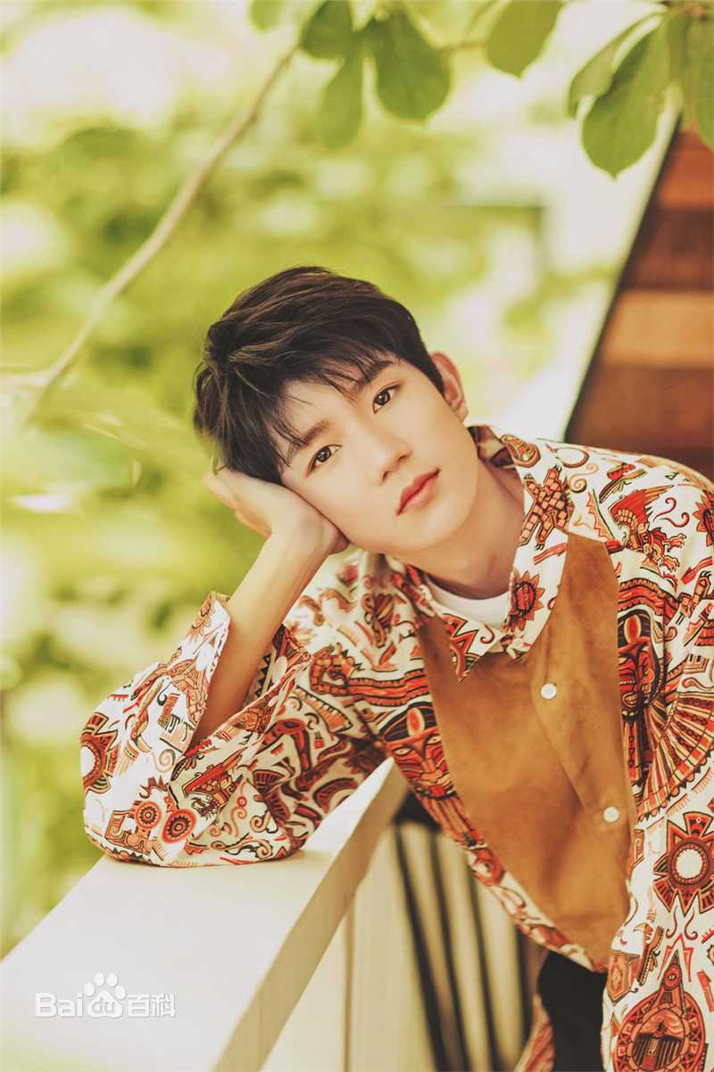 王源(Roy)时尚街拍壁纸壁纸