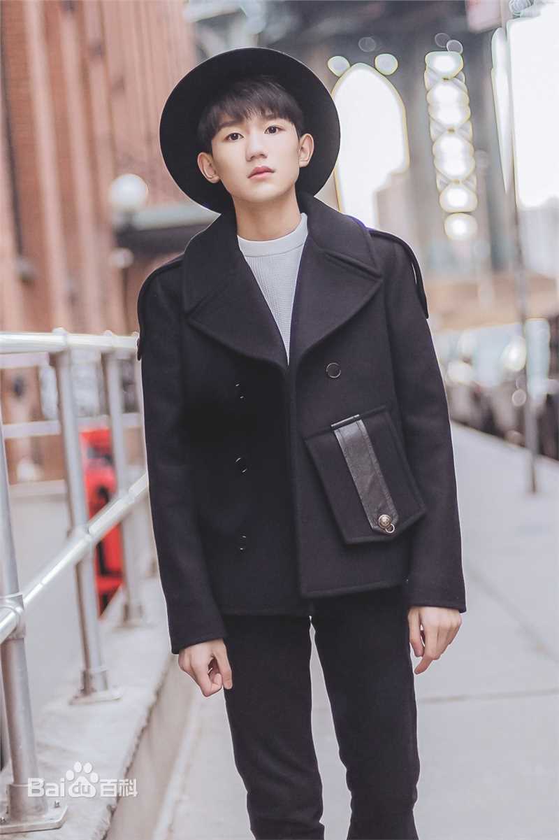 王源(Roy)时尚街拍壁纸壁纸