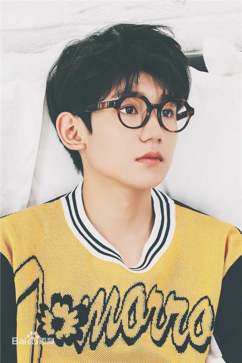 王源(Roy)时尚街拍壁纸壁纸