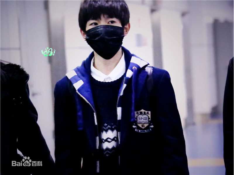 王源(Roy)时尚街拍壁纸壁纸