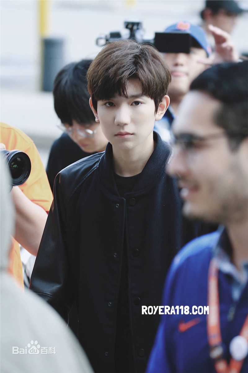 王源(Roy)时尚街拍壁纸壁纸