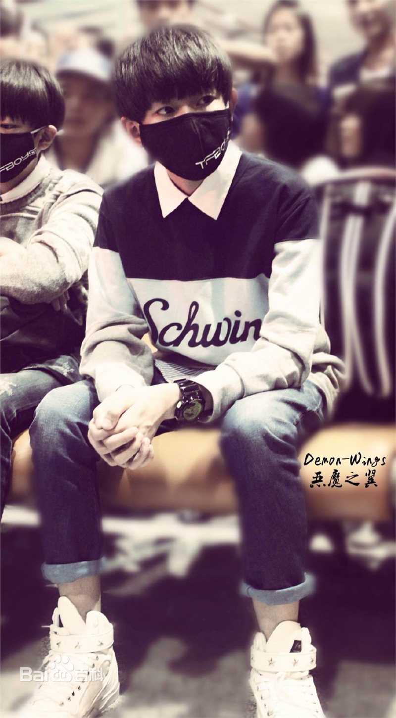 王源(Roy)时尚街拍壁纸壁纸