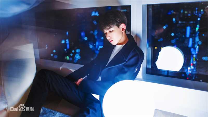 王源(Roy)时尚街拍壁纸壁纸