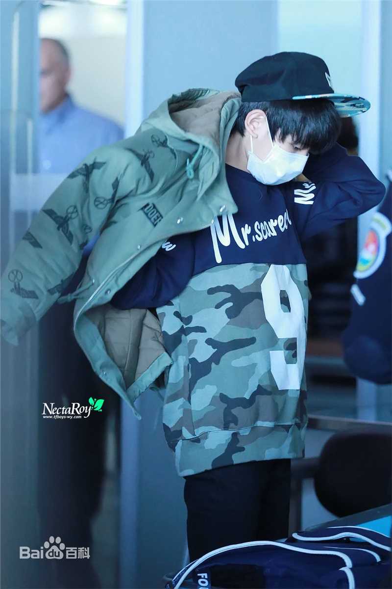 王源(Roy)时尚街拍壁纸壁纸