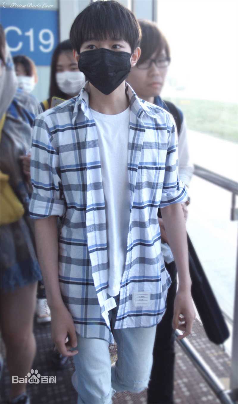 王源(Roy)时尚街拍壁纸壁纸