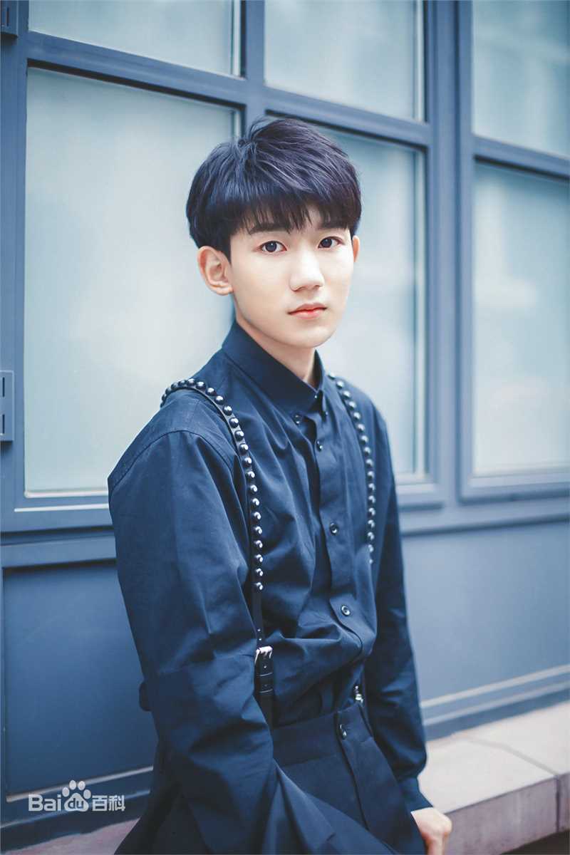 王源(Roy)时尚街拍壁纸壁纸