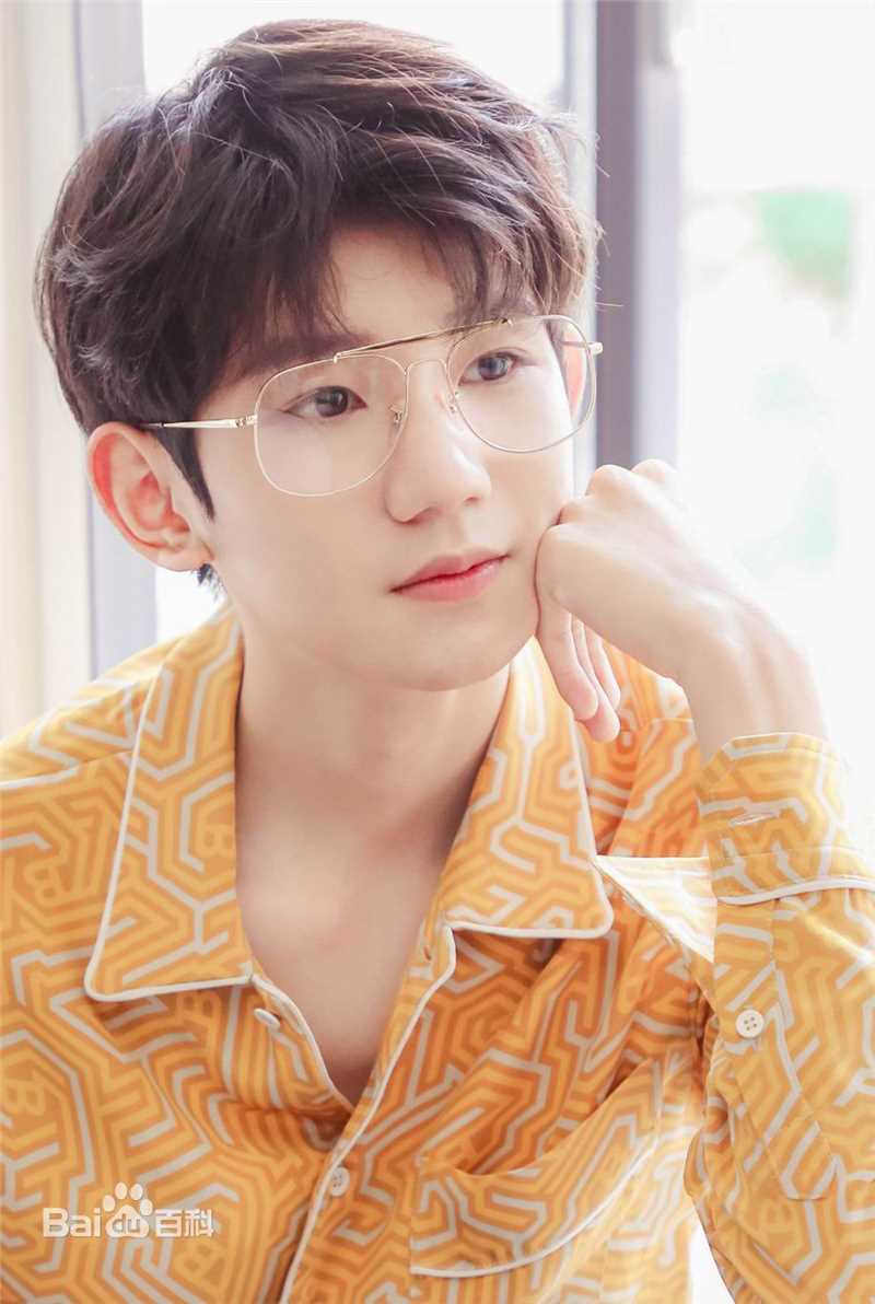 王源(Roy)时尚街拍壁纸壁纸