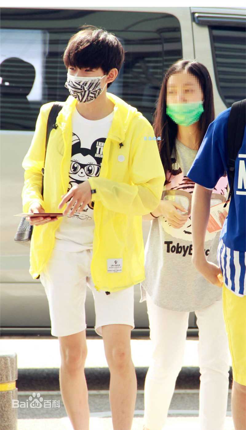 王源(Roy)时尚街拍壁纸壁纸