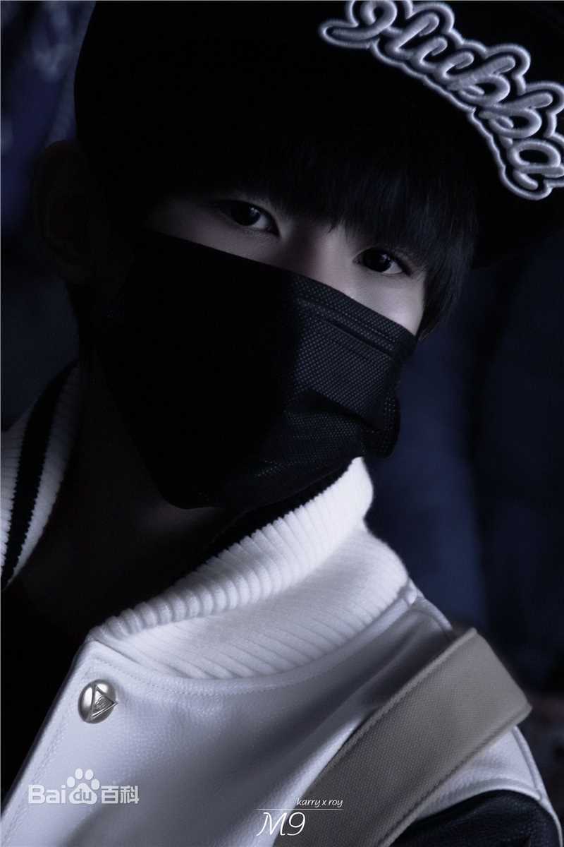 王源(Roy)时尚街拍壁纸壁纸