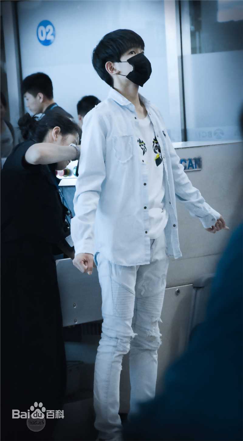 王源(Roy)时尚街拍壁纸壁纸